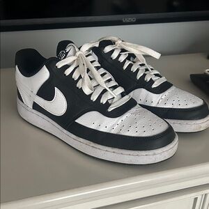 Nike women’s Black and White Low-Top Sneakers